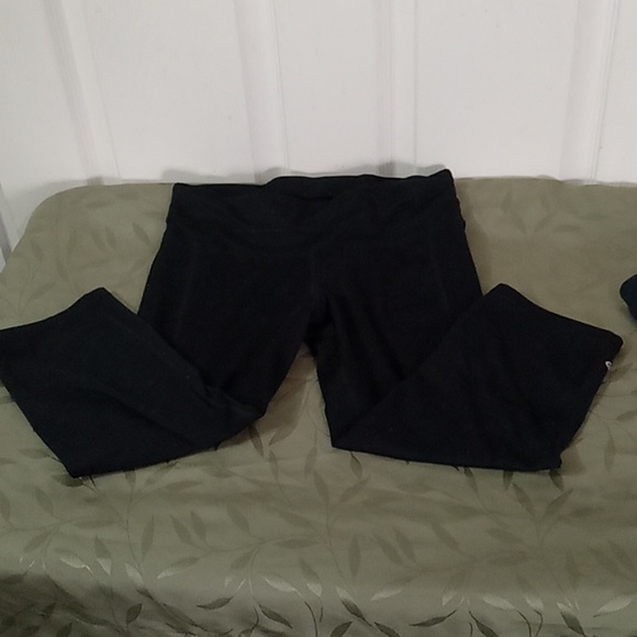 THREE PIECES OF KIDS CLOTHES - Picture 6 of 9